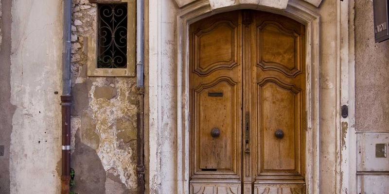 服装批发商品牌化转型：从批发市场货源到自主品牌的崛起之路