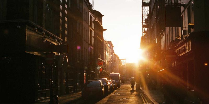 服装批发新手入门：从零建立稳定货源渠道的完整指南 | 服装加盟店与潮流服饰实战解析
