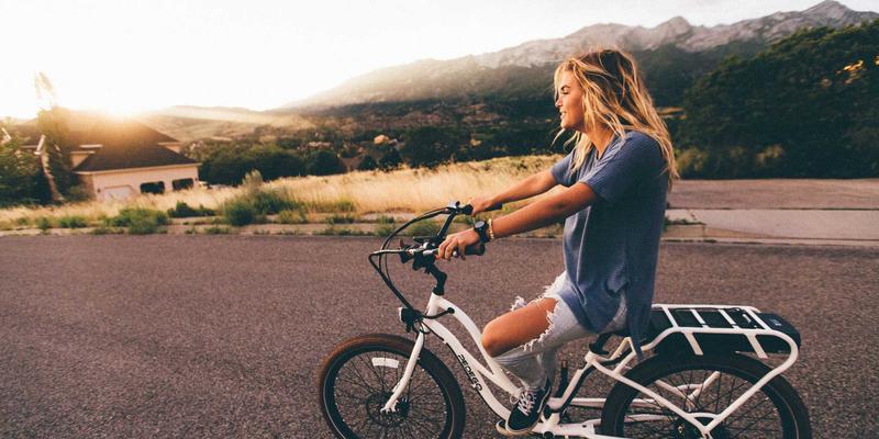 服装批发新趋势：如何通过加盟模式与潮流服饰在批发市场脱颖而出